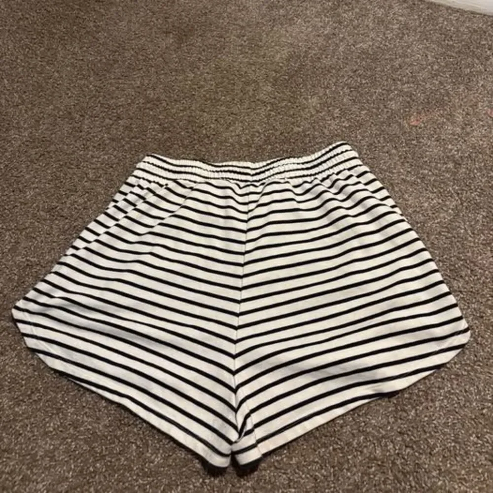 Women’s (size large) H&M Striped Comfort Shorts in great condition!